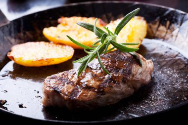 Biberiye yaprağının bifteğe yakın çekimi. 