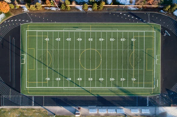 混合使用高校サッカー場の空中ビュー — ストック写真