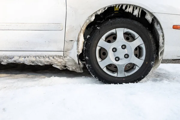 Reifen Einem Schneebedeckten Auto Während Eines Schneesturms — Stockfoto