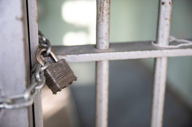 Kapıyı korumak için zincirli ve kilitli bir kapı.