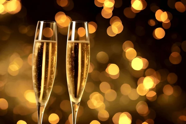 Dvě Sklenice Šampaňského Přípitek Bokeh Kuličkami Nebo Ohňostrojem Pozadí Stock Obrázky