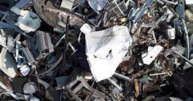 Geri dönüşüm için toplanan hurda metalin hava görüntüsü