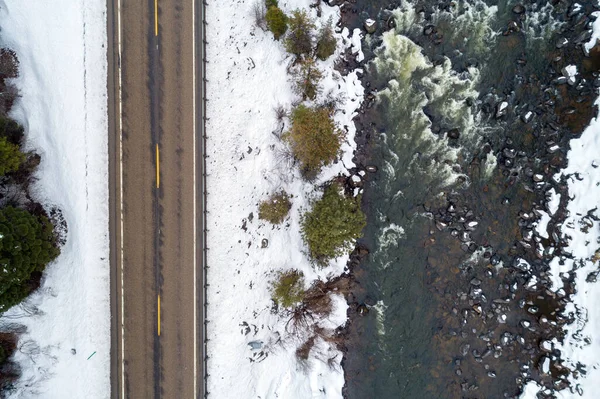 Vista Cima Para Baixo Uma Paisagem Neve Incluindo Uma Estrada — Fotografia de Stock