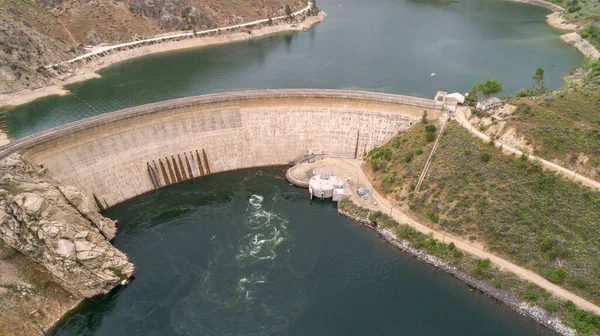 ダムは水を貯め ロイヤリティフリーのストック画像