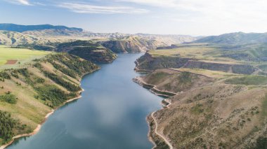 Idaho 'daki nehir büyük bir kanyonda akıyor.