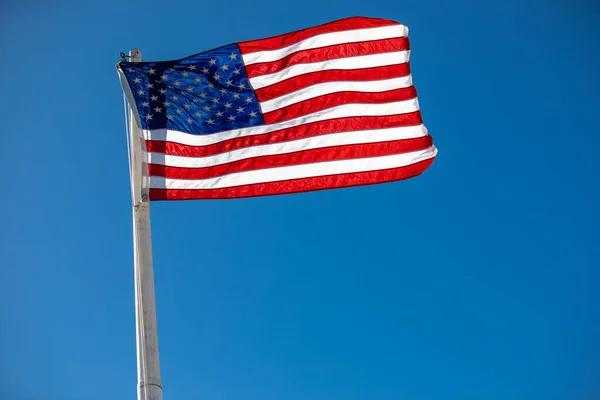 Americká Vlajka Vlající Větru Vlajkovém Stožáru Který Podsvícený Sluncem — Stock fotografie