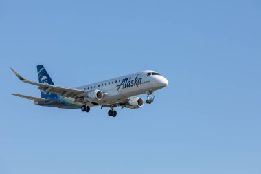 BOISE, IDAHO - 23 Mayıs 2023: Alaska Havayolları uçağı Boise havaalanına inen Horizon tarafından işletilmektedir.