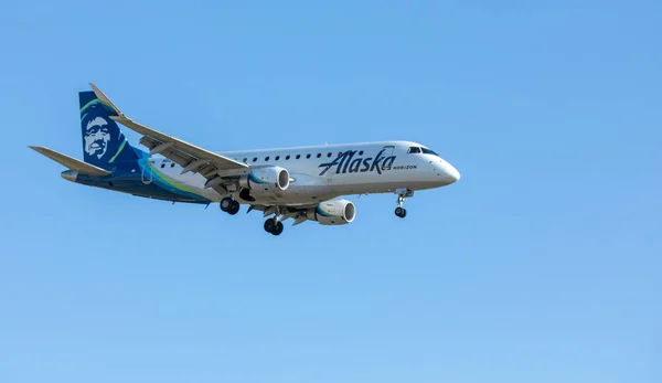 stock image Boise, Idaho - May 23, 2022: Horizon flying as Alaskan airlines flight landing at Boise Airport in Idaho