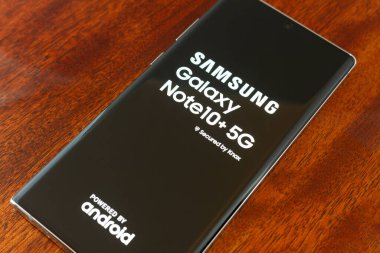 NAMPA, IDAHO - 23 AĞUSTOS 2019: Samsung Galaksisi Note10 5g 'u ilk kez açıyorum