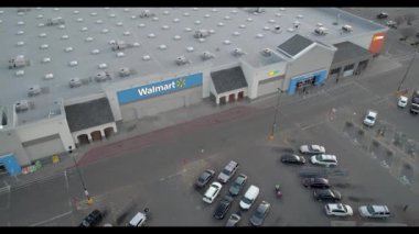 Nampa, Idaho - 7 Şubat 2021: Walmart süpermarket otoparkının havadan görünüşü