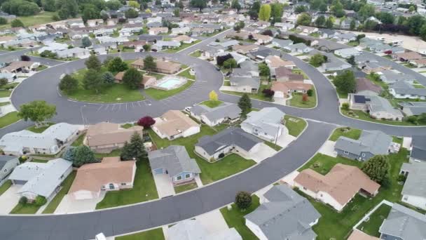 Seite Bewegende Luftaufnahme Amerikanischer Mittelklasse Wohnungen — Stockvideo
