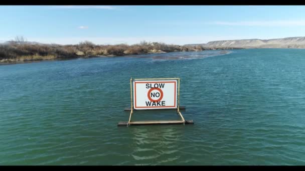 Nehirde Bırakmadığını Gösteren Bir Işaret — Stok video