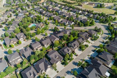 Bir alt bölümün içinden geçen bir yolun havadan görüntüsü.