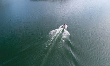 Kuş bakışı, suda hareket eden bir teknenin görüntüsü