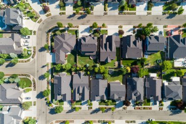 Daha küçük bir alt bölümdeki evlerin havadan görünüşü