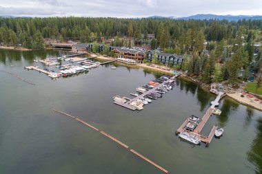 Bir apartmanın önündeki tekne limanı.