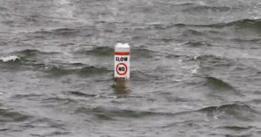 Şamandıra dalgalarda uyanma göstermiyor