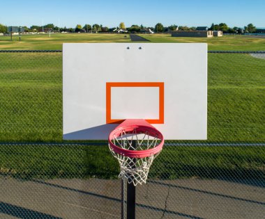 Basketbol maçından bir çember ve arka tahtanın hava görüntüsü