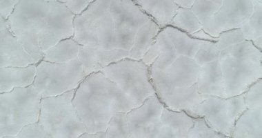 Bonneville yakınlarındaki büyük tuz düzlüklerinin drone görüntüsü