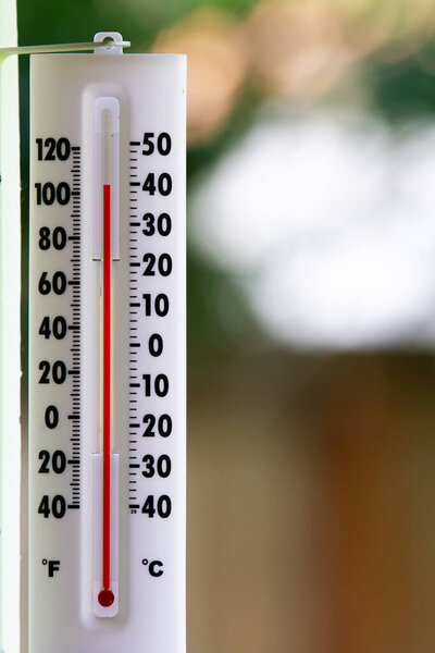 Термометр в жаркий день с красной линией, показывающей температуру более 100 градусов