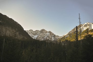 Dağlar ve karla kaplı güzel bir manzara.