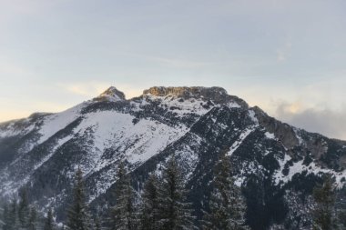 Karla kaplı dağlarla kaplı güzel bir dağ manzarası