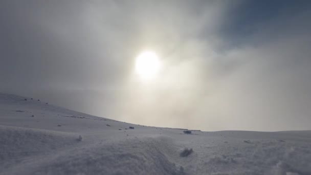Θέα Ηλιοβασίλεμα Χειμώνα Στα Βουνά Ένα Ρεύμα Από Σύννεφα Στην — Αρχείο Βίντεο