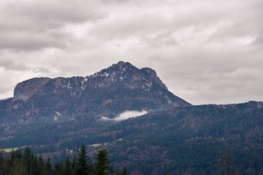 Dağları ve bulutları olan güzel bir manzara