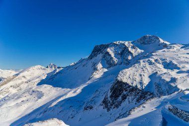 Karla kaplı dağlarla kaplı güzel bir dağ manzarası