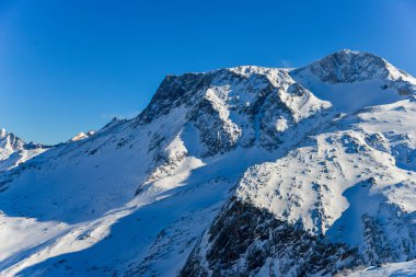 Karlı güzel dağ manzarası