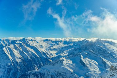 Karla kaplı dağlarla kaplı güzel bir dağ manzarası