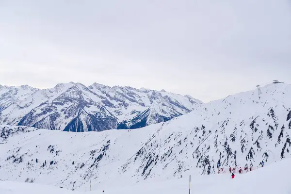 Dağlarda kayak merkezi