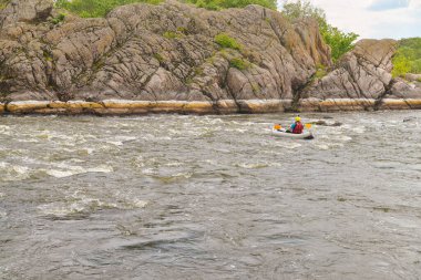 Nehirde kayak yapan bir adam