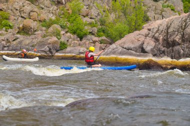 Nehirde kayak yapan adam