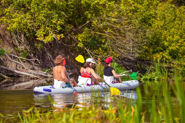 Una Compañía Jóvenes Kayak Río Que Fluye Bosque — Foto de Stock