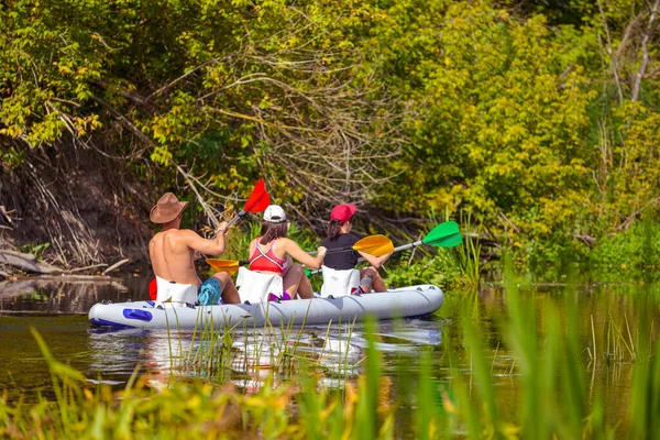 Familia Tres Canoas Barco Río Niños Kayak Estilo Vida Familiar —  Fotos de Stock