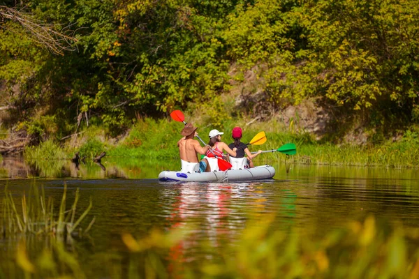 Jóvenes Navegando Kayak Por Río Kayak Río —  Fotos de Stock