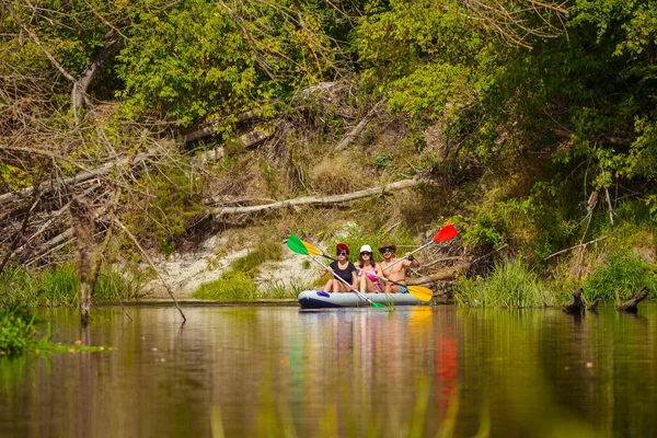 Dos Chicas Jóvenes Kayak Río —  Fotos de Stock