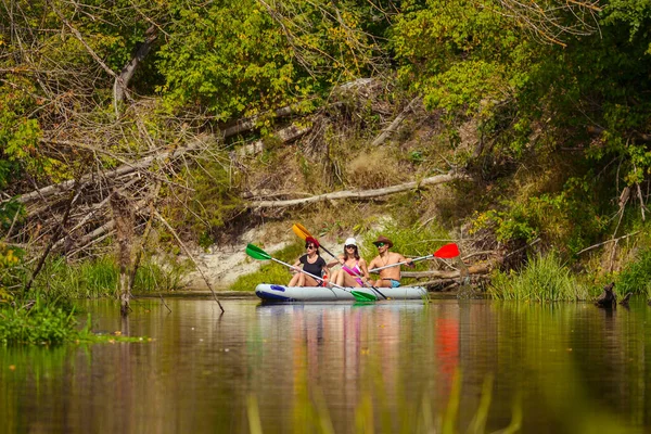 Una Compañía Jóvenes Kayak Río Que Fluye Bosque —  Fotos de Stock