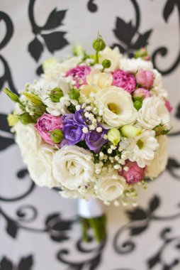 Güzel bir gelin ve damat için güzel ve narin bir buket düğün çiçeği.