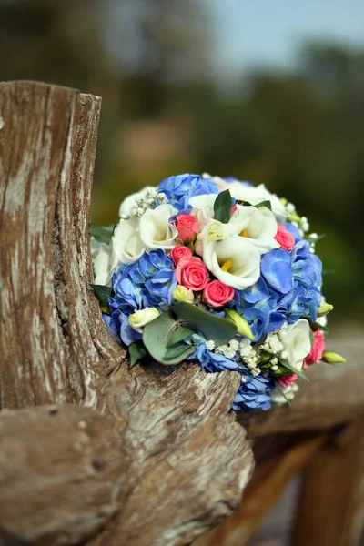 Lindo Delicado Buquê Flores Casamento Para Uma Bela Noiva Jovem — Fotografia de Stock