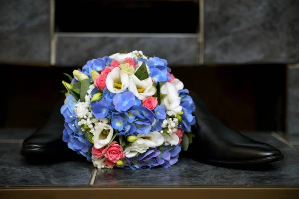 Lindo Delicado Buquê Flores Casamento Para Uma Bela Noiva Jovem — Fotografia de Stock