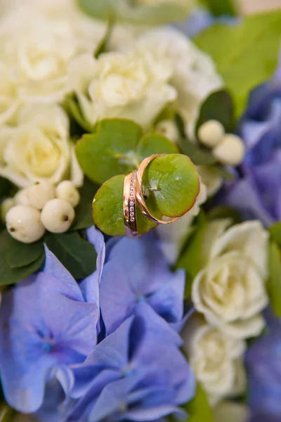 Anéis Casamento Com Buquê Flores — Fotografia de Stock