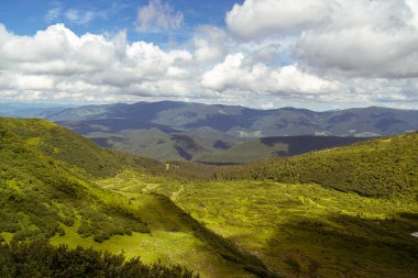 Sonbaharda Karpat Dağları 'nın hava aracı görüntüsü