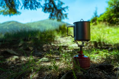 Ateş feneri yazın ormanda durur.