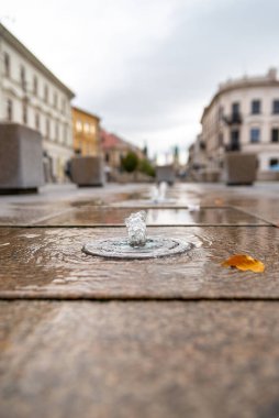 Küçük bir meydanda çeşme