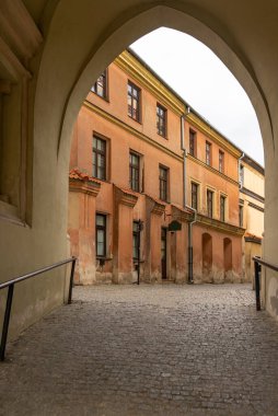 Şehirdeki eski şatonun avlusunda. Polonya