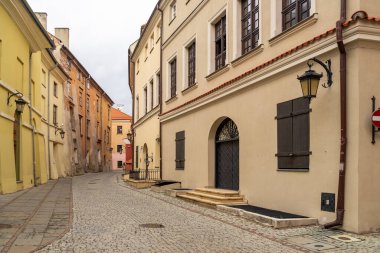 Eski kasabadaki eski binaların sokak manzarası