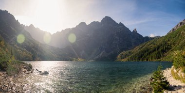 Polonya ulusal parkının panoramik manzarası, Yüksek Tatras, Morskie Oko Gölü, Polonya 'nın en yüksek noktası Rysy Dağı.