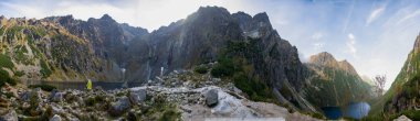 Polonya ulusal parkının panoramik manzarası, Yüksek Tatras, Morskie Oko Gölü, Polonya 'nın en yüksek noktası Rysy Dağı.